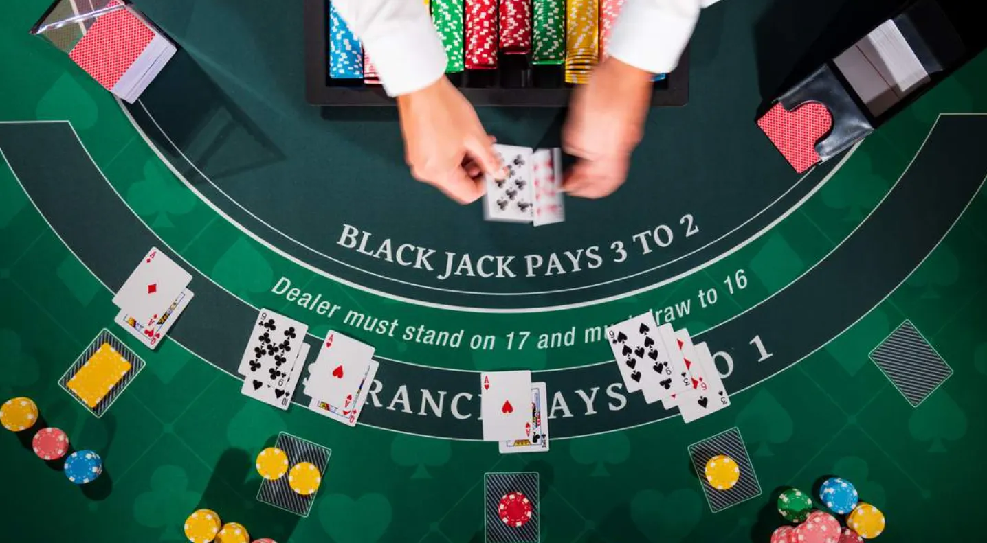 Aprende cómo jugar al blackjack mesa blackjack